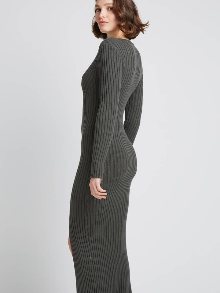 Andy & Lucy – Großhandel Kleid – Damen – KRIS - Langes Strickkleid mit Schlitz und Schmuckkragen7