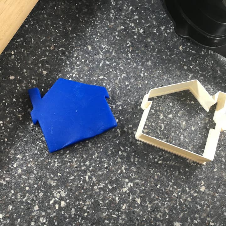 Huis met schoorsteen koekjessnijder voor wholesale door CookieCutterSupply