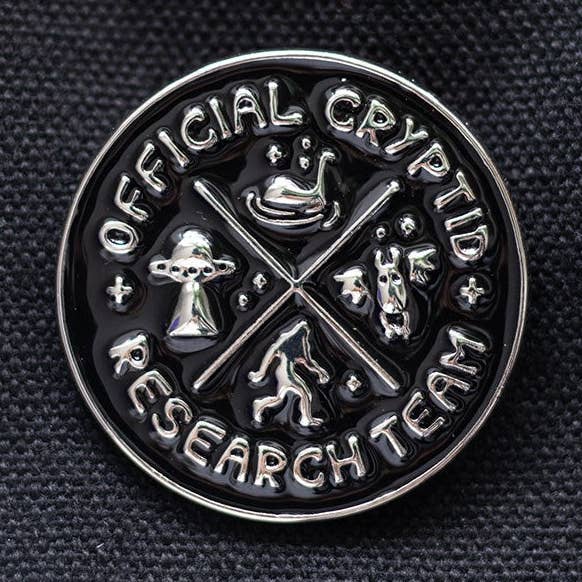 Spilla in smalto del Team di Ricerca sui Criptidi per la vendita all'ingrosso da parte di Something Different Wholesale