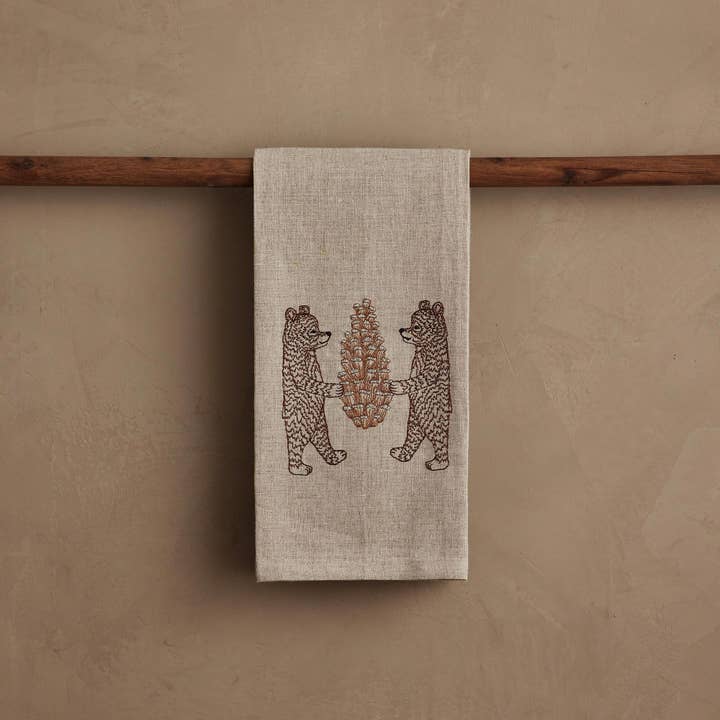 Torchon en forme d'ours avec pomme de pin pour la vente par Coral & Tusk