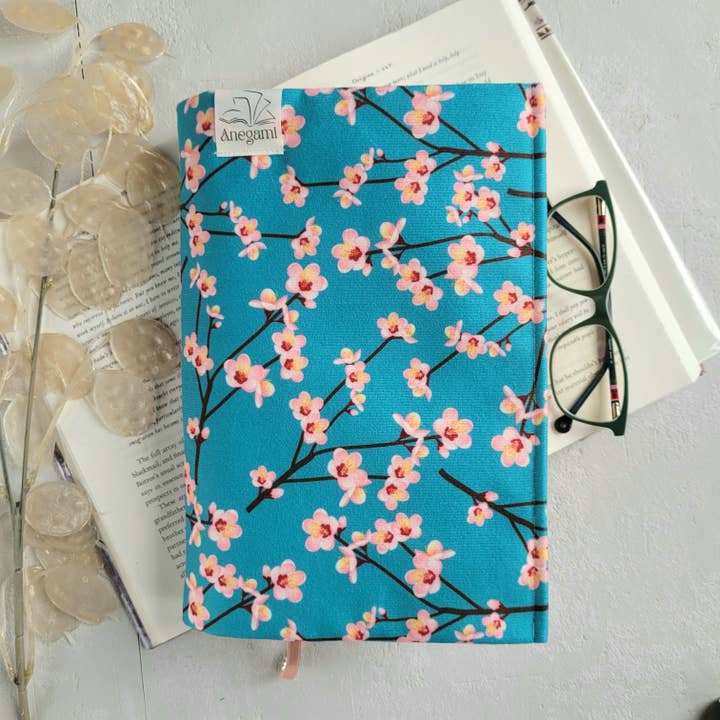 Couverture de livre Fleur de cerisier pour la vente par Anegami Bookish Boutique