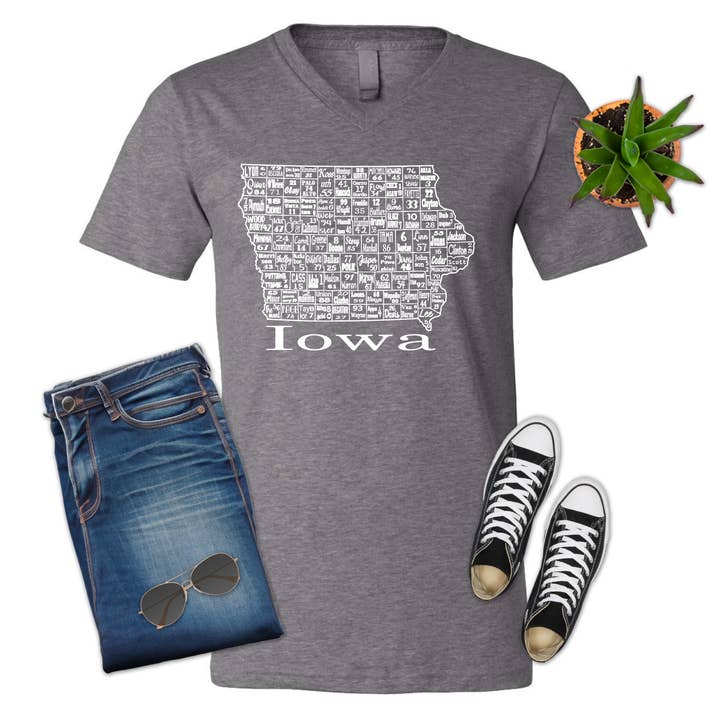 Placa de matrícula del estado de Iowa con mapa del condado, camiseta con cuello en V para venta al por mayor de 316 Legacy LLC
