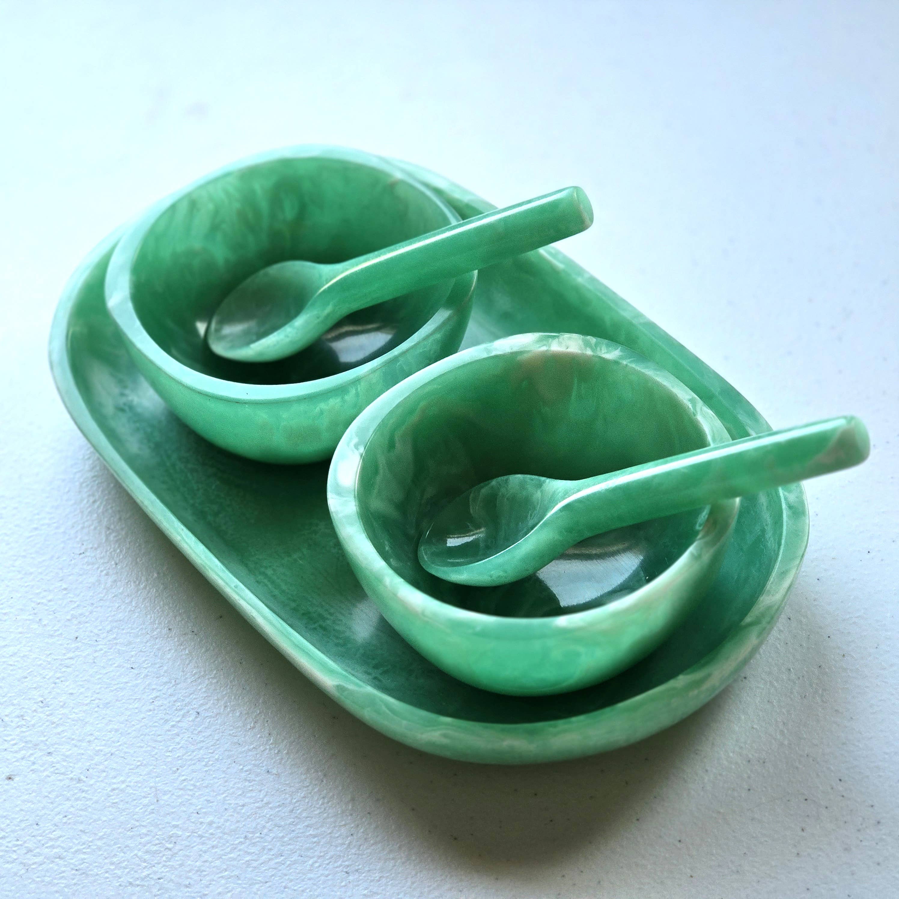 Gibb & Daan – Engroshandel Serveringsbakke – Lille serveringsbakke med 2 skåle og skeer - Håndhældt harpiks46