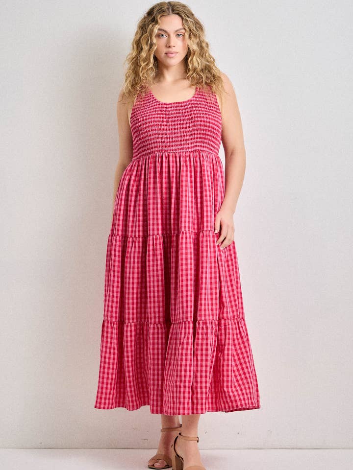 Maxikleid mit Stufen, gesmoktem Oberteil und Vichy-Karo in großen Größen für den Großhandel von Baevely by Wellmade USA