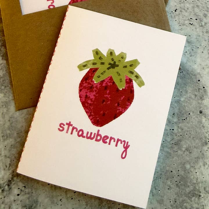Carte de vœux A2 à carreaux fraise — Env. doublée de fraises. pour la vente par Slow Notes