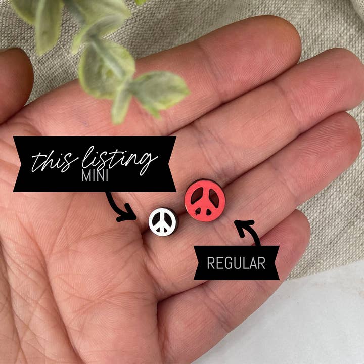 Kinsal Creative - Venta al por mayor Pendientes de botón/aretes de poste - Mini aretes de madera con signo de la paz patriótico