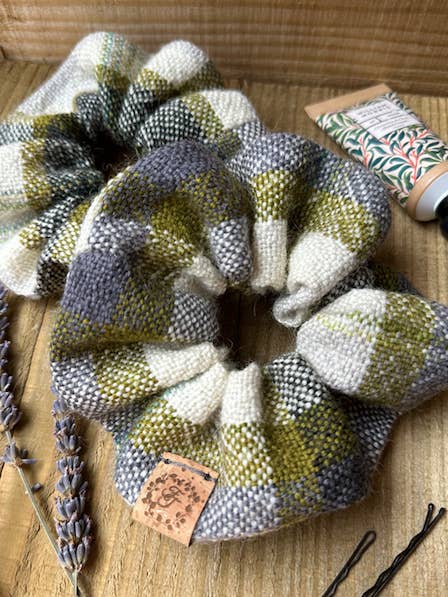 Plaid British Wool Scrunchies, fås i 2 farvemåder. for engroshandel hos Fruitbat Textiles