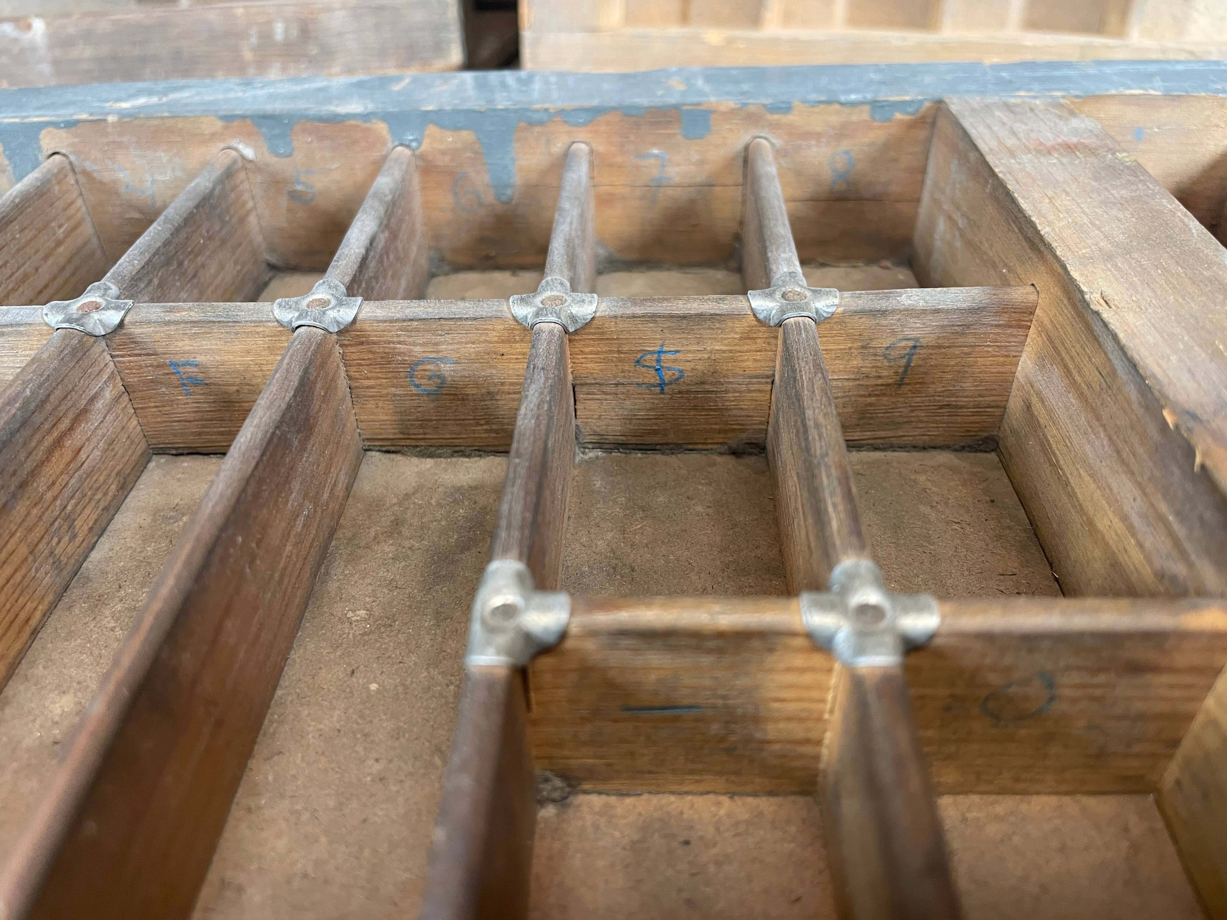 My Amigos Imports – Engroshandel Pyntebakke – Vintage trykpresse bogstavbakker-antik-17x32-stor-#605