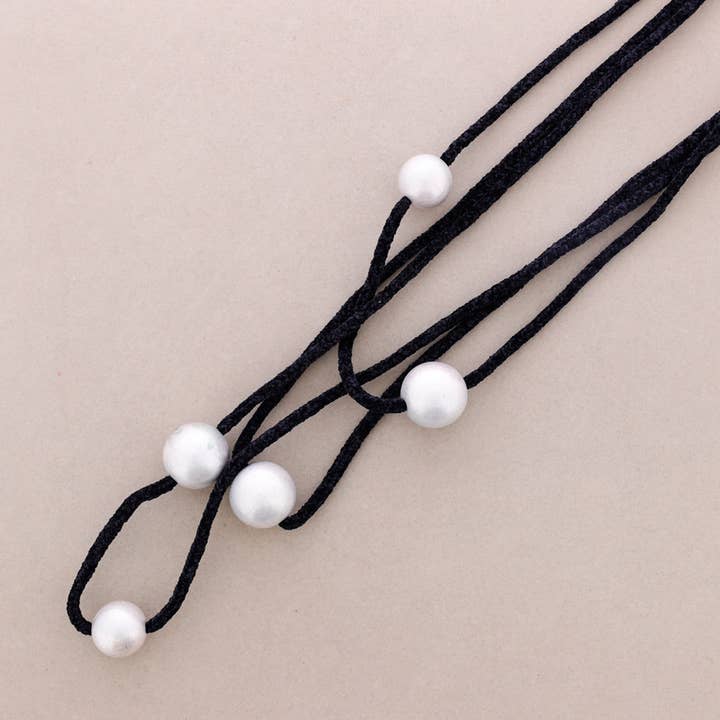 Lange ketting met drievoudige chenilleballetjes voor wholesale door Sonata