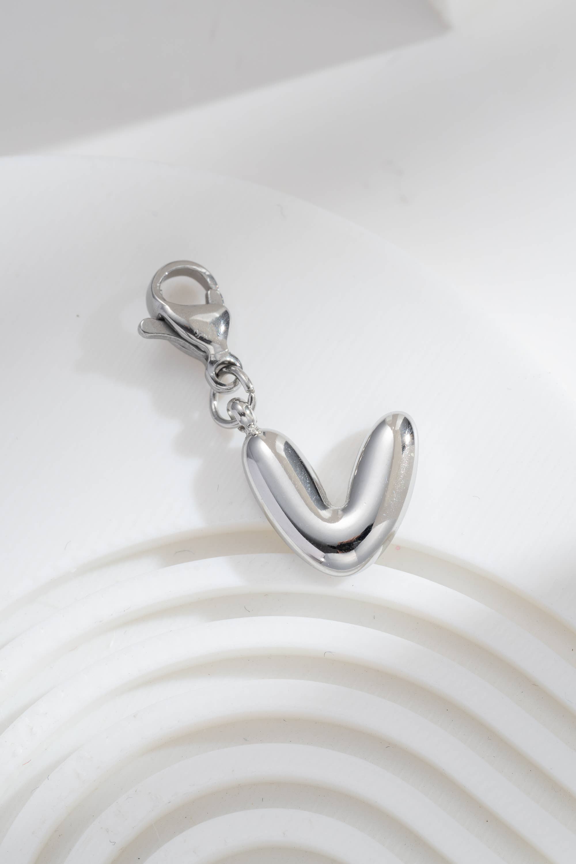 COSMOS – Pendente/pingente individual por atacado – Pingente Letra V Aço Inoxidável Elegante Personalizável2