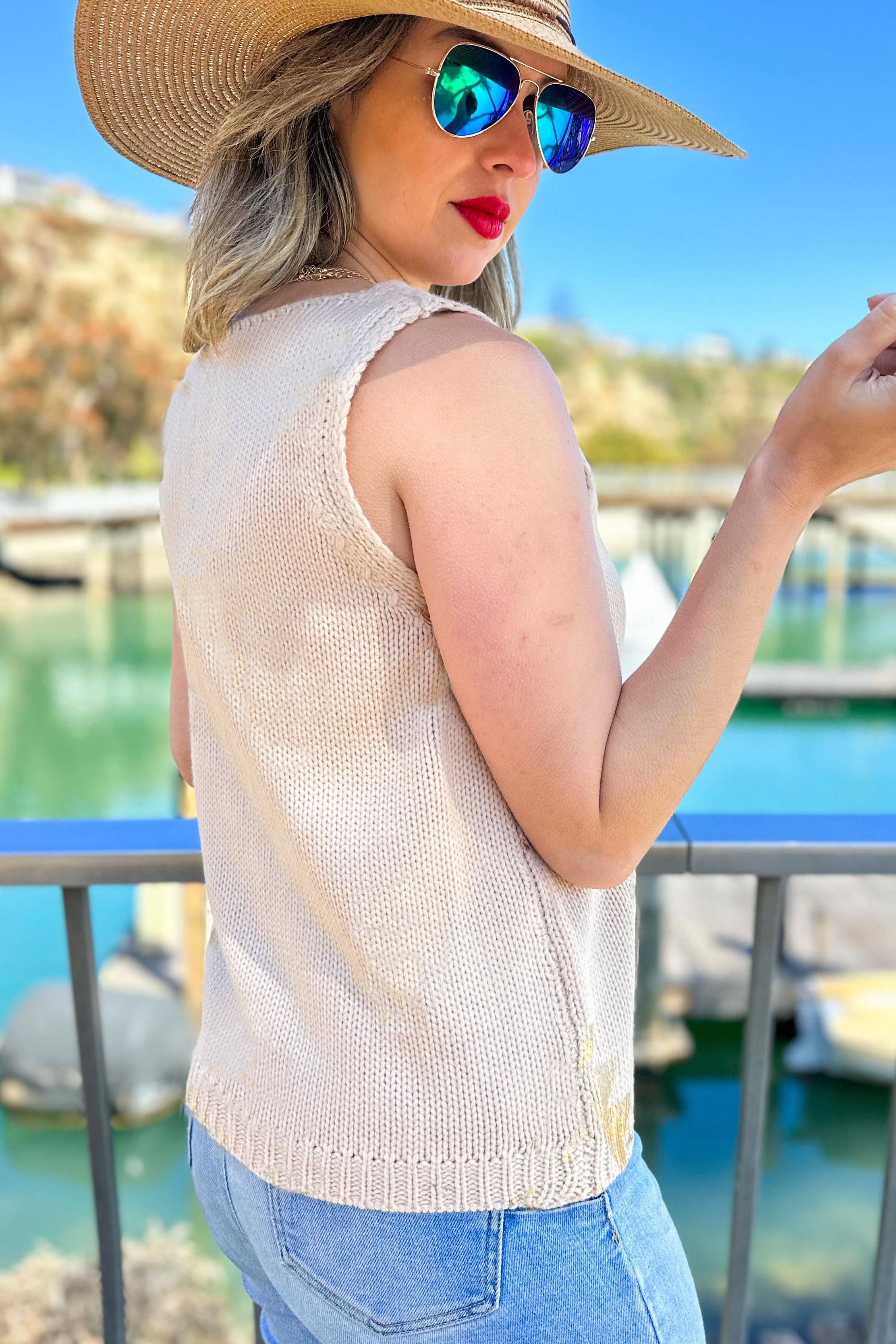 Tenente Taupe Lt.Taupe Gold Aztec Tampo em malha sem mangas com decote em V para venda a revendedores na Faire8