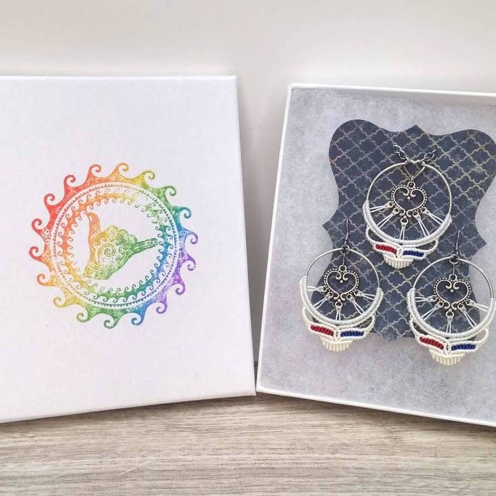 Set macramè con teschio rosso bianco blu per la vendita all'ingrosso da parte di Hang Loose Creations