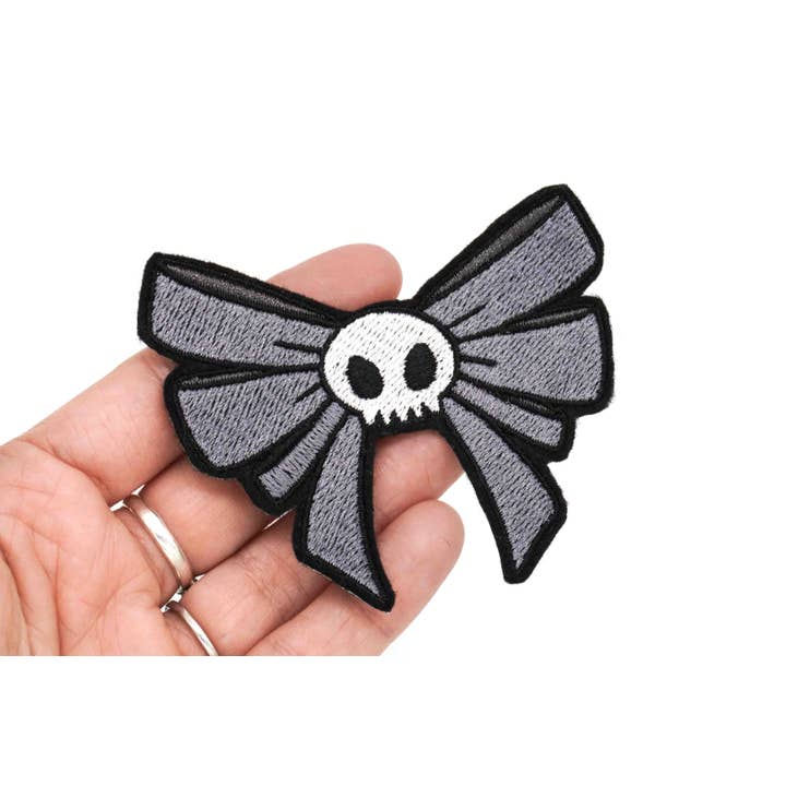 Ferro com laço de caveira cinzento sobre remendo bordado por atacado de Project Pinup