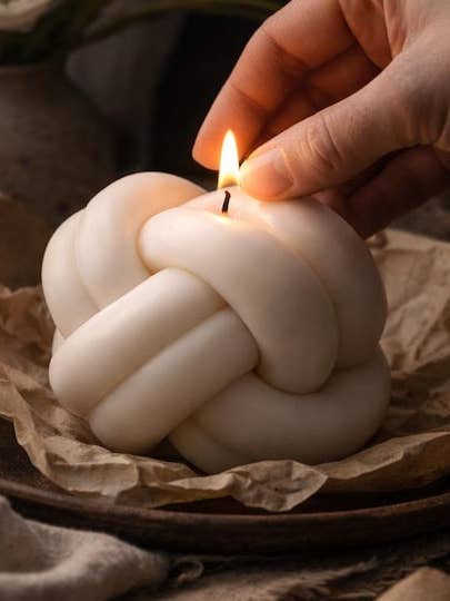 Knoopkaars Sculpturale Decor | Moderne Minimalistische Touwkaars | Neutrale Esthetische Woondecoratie | Noordse Stijl Statementkaars voor wholesale door Valo the Candle Company