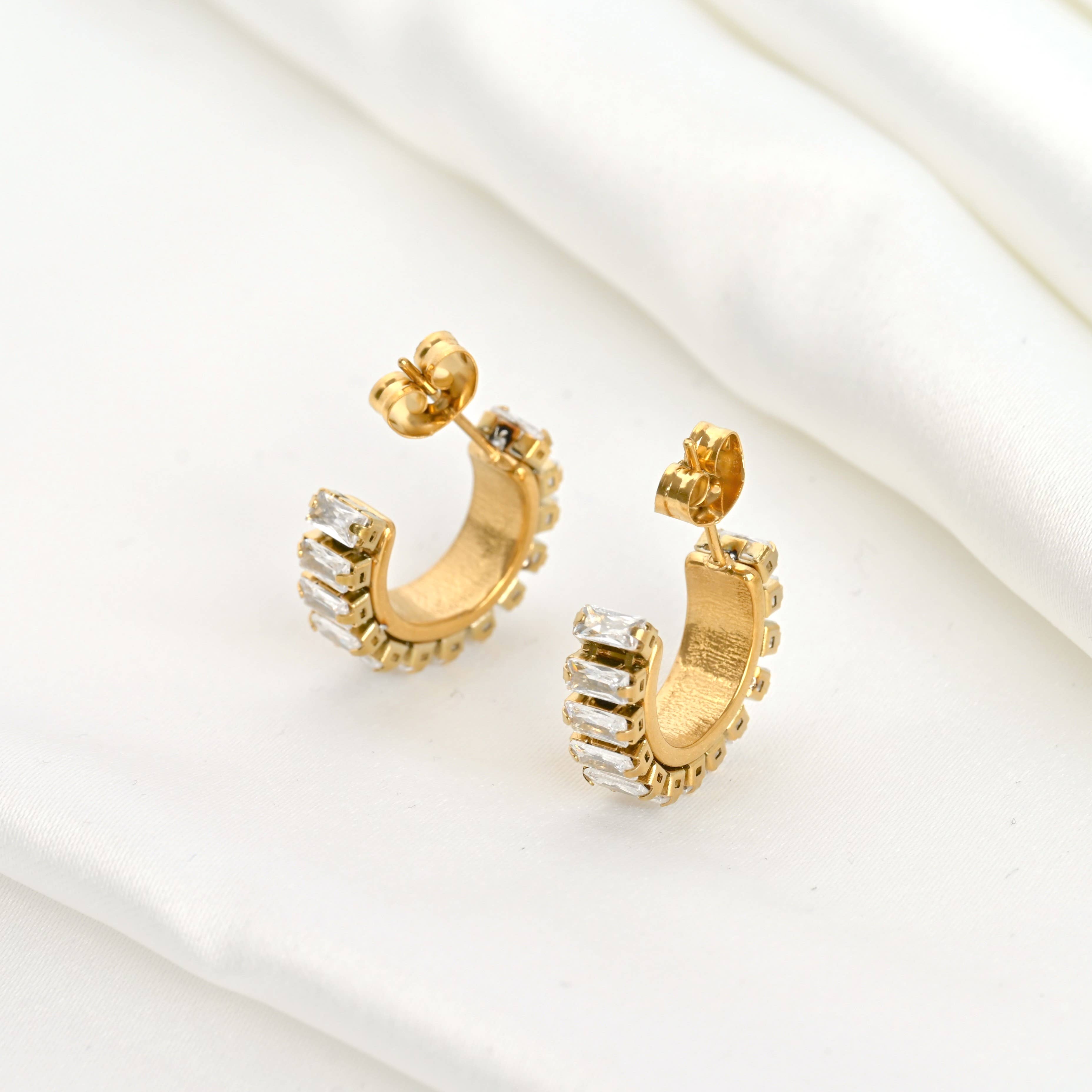 Blueyejewelry – Großhandel Hoops – Goldene CZ Hoops — wasserdichte kleine Diamant-Creolen 6