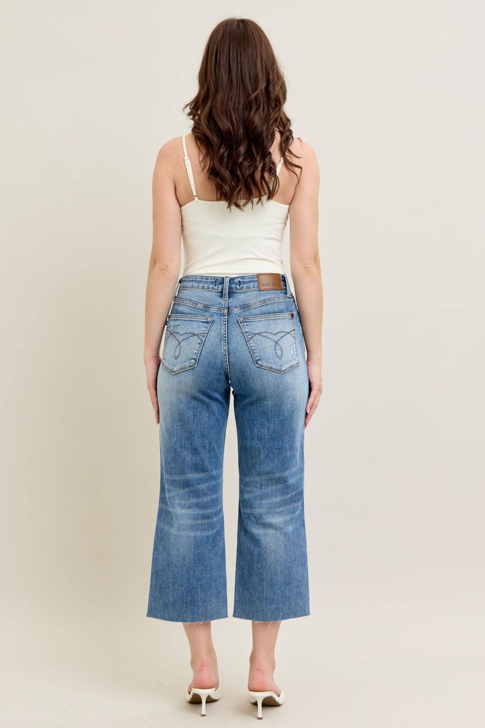 Watermelon Apparel – Großhandel Jeans – Damen – Judy Blue Hochtaillierte Rückentasche Stickerei Rohschnitt Saum Crop Weit8