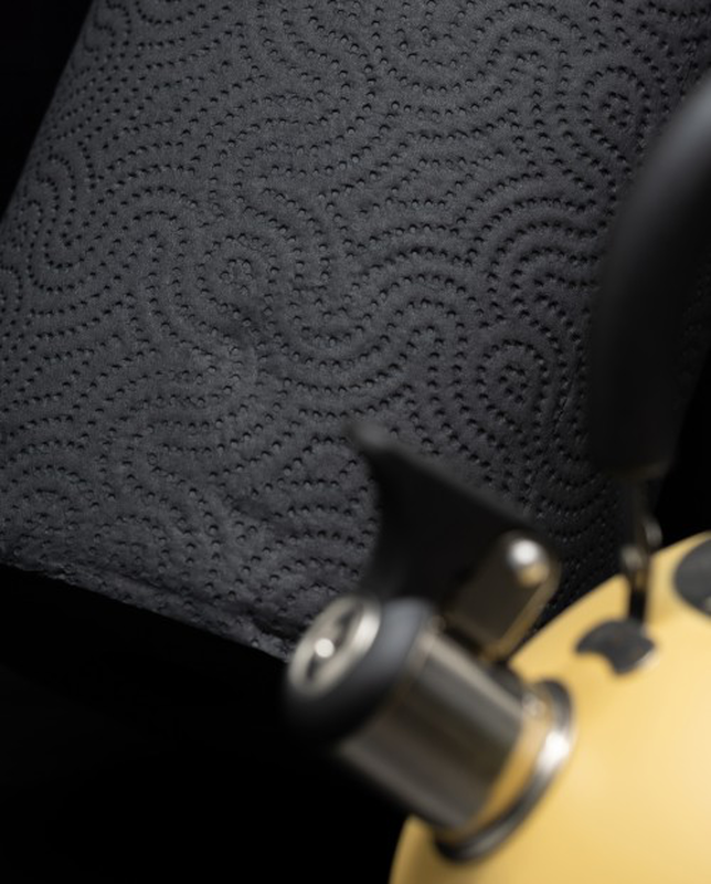 Renova - Wholesale Paper Towels - Black Paper Towels 1 Roll2