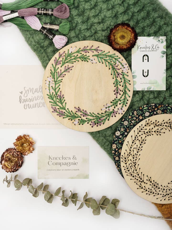 Nur Stickerei-Basis Lavendelkranz – Stickfertiges Holz für den Großhandel von Kneckes & Compagnie