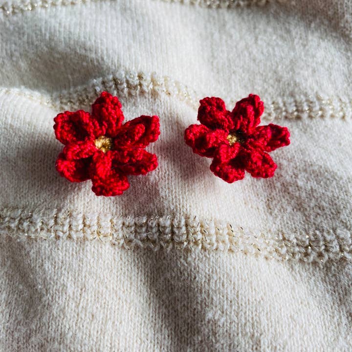 Clous d'oreilles poinsettia au crochet pour la vente par Bird Nest Closet