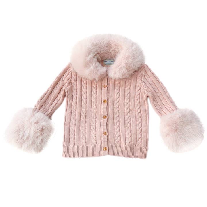 Cardigan rose en fausse fourrure en tricot torsadé pour la vente par Petite Maison Kids