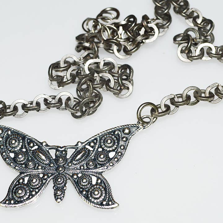 Pendentif Papillon Baroque en Argent Antique 2025 - Chaîne pour la vente par Elaine Coyne Galleries