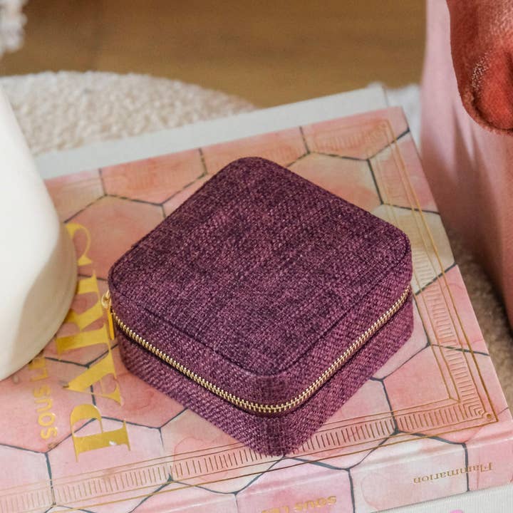 Maison Scarlett - Wholesale Jewelry Box/Organizer - Corinne linen travel jewelry box12