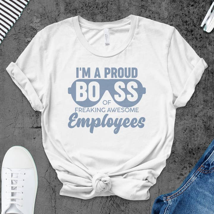 T-shirt Proud Boss, chemise de travail amusante, t-shirt Boss of Awesome Employees, cadeau pour manager, humour de bureau, vêtements de leadership, t-shirt unisexe pour la vente par FreakyTeeFactory
