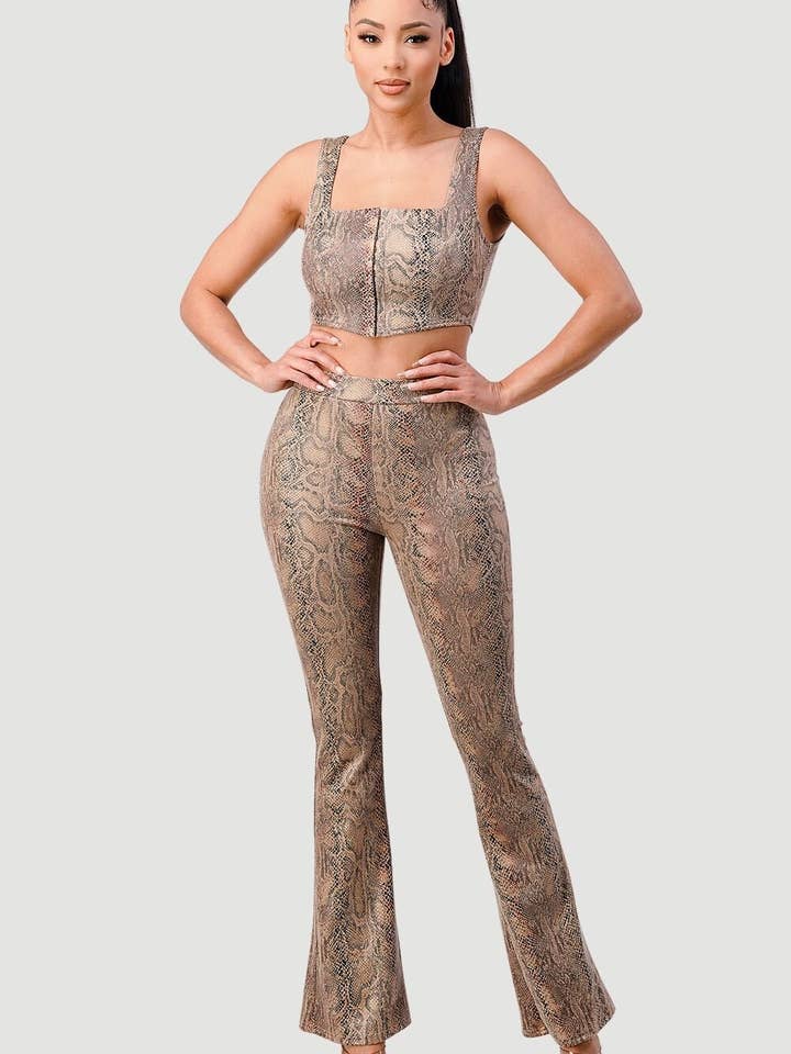 ENSEMBLE HAUT ET PANTALON ÉVASÉ EN DAIM SERPENT EXTENSIBLE pour la vente par PRIVY