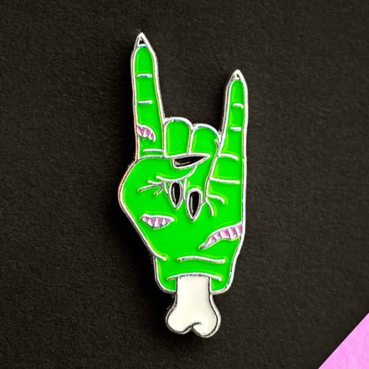 Épingle en émail Zombie Rocker - Cadeau Pop Culture, Prêt à exposer pour la vente par Studio Montalvo