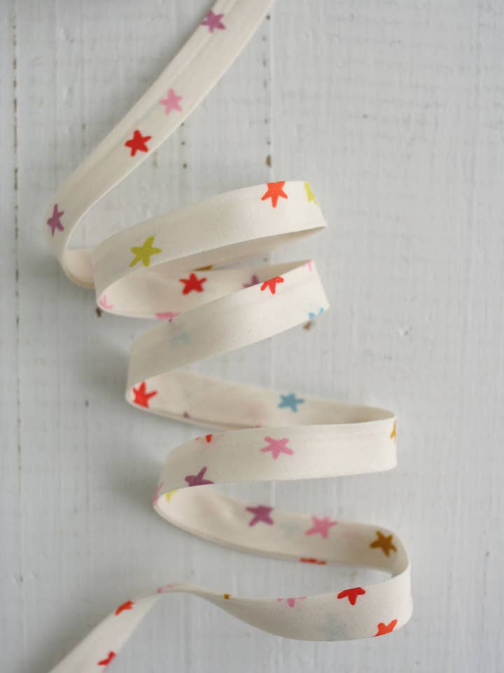 1/2" Dobbelt Fold Skråbånd - Stjerne Multi Sytilbehør for engroshandel hos Bessie Pearl Binding Co