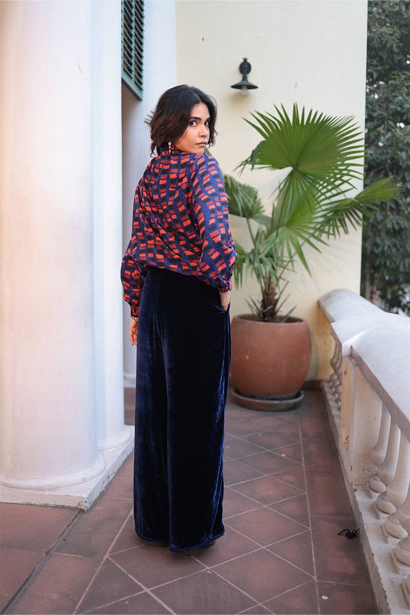 Ornaete – Großhandel Bluse – Damen – KRAWATTENBLUSE AUS SEIDE MIT KLEINEM ROSENDETAIL - Kein Zoll4