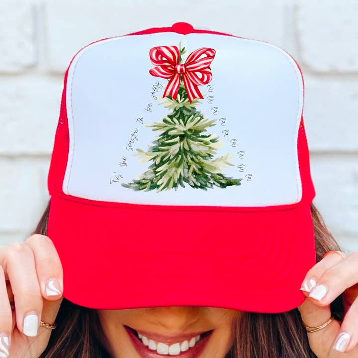 Chapeau de camionneur Coquette Aquarelle à nœud rouge avec arbre de Noël pour la vente par Gia Gifts Boutique
