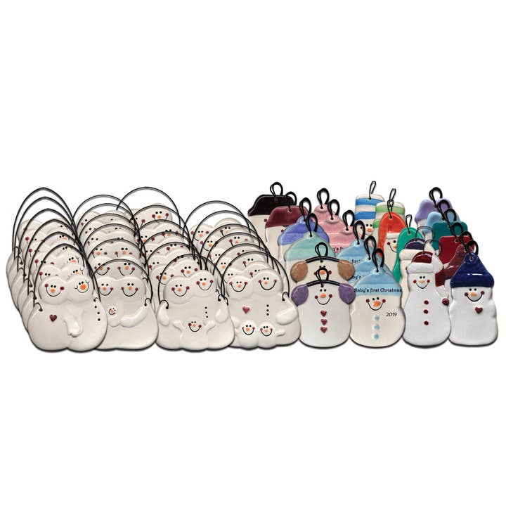 Adornos de cerámica con muñecos de nieve navideños en un paquete previo para venta al por mayor de August Ceramics