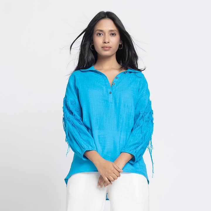 Blusa de algodón azul con cuello bordado y mangas tres cuartos. para venta al por mayor de Benares