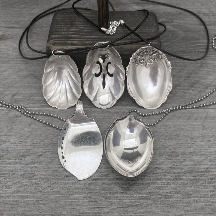 Assorterede sukkerske halskæder lavet af dekorative skåle for engroshandel hos Marchello Art