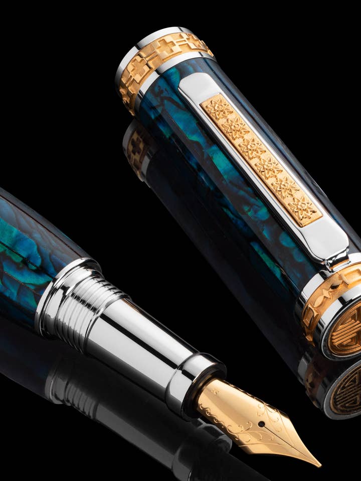 STYLO PLUME PITCHMAN CLOSER™ - Fabriqué à la main en coquille d'ormeau Pāua de couleur sarcelle, or 22 carats et rhodium - Production limitée pour la vente par Pitchman®
