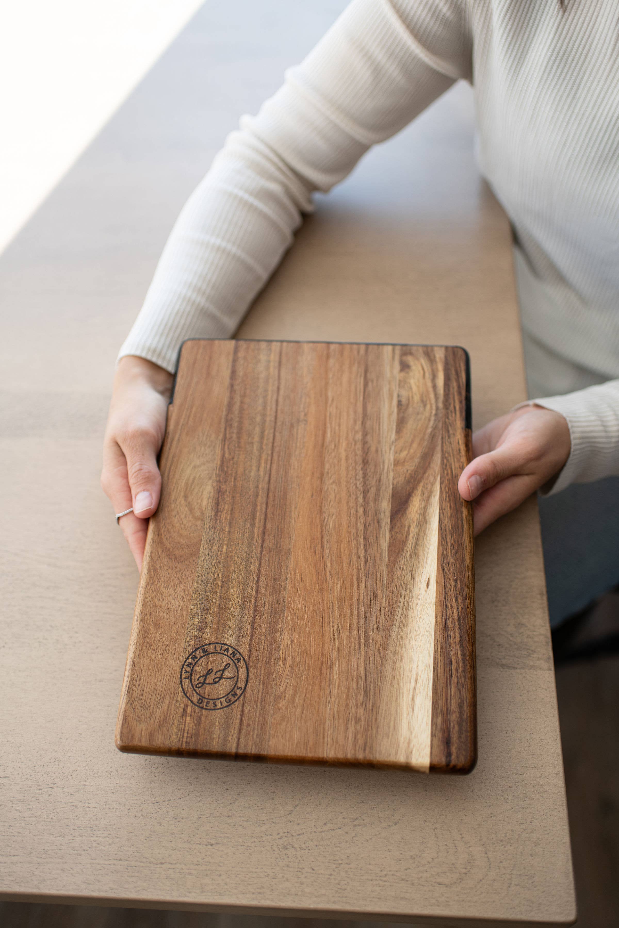 Lynn & Liana Designs - Vendita all'ingrosso Taglieri per formaggio - Tagliere per formaggi e salumi in legno di acacia con resina - No dazi!5