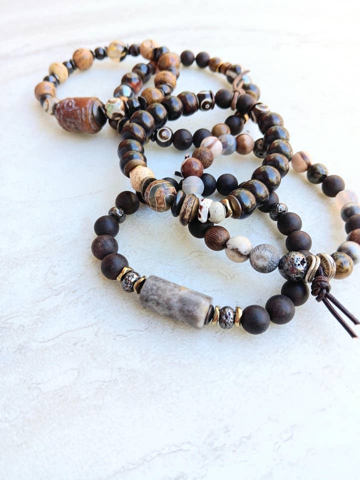 Alles, was ich trage, sind schwarze Stapelarmbänder. für den Großhandel von HavSolStudio