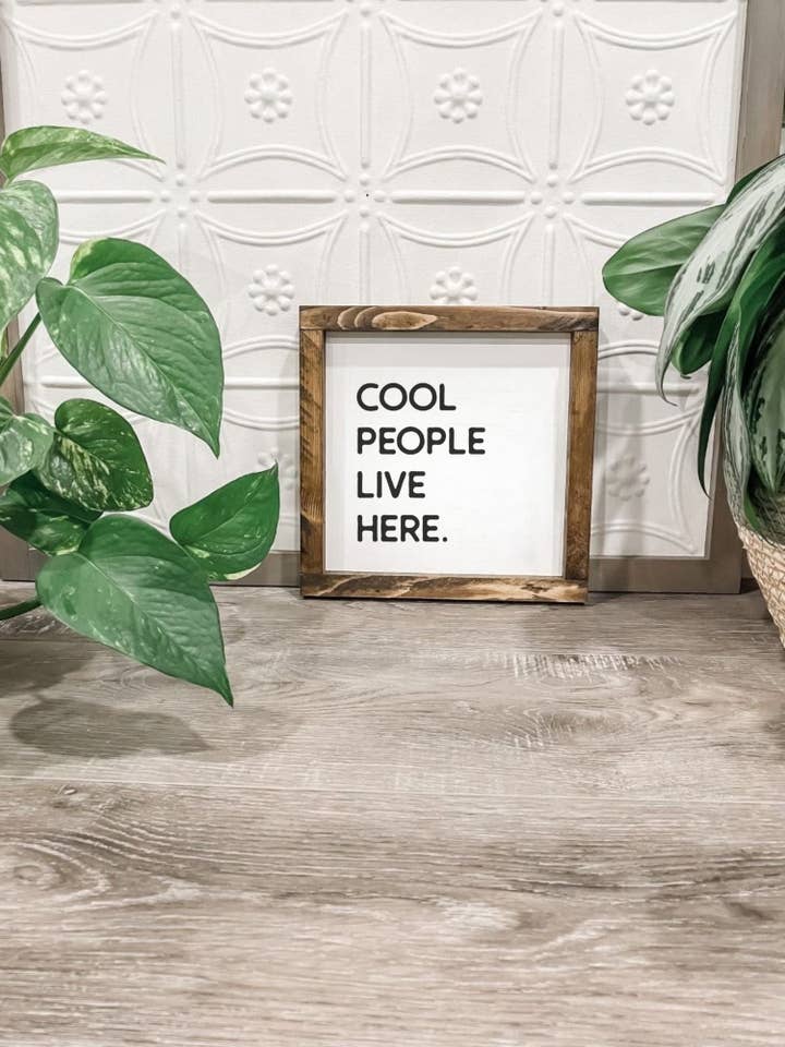 Des gens cool vivent ici. pour la vente par Wooden Arrow Designs