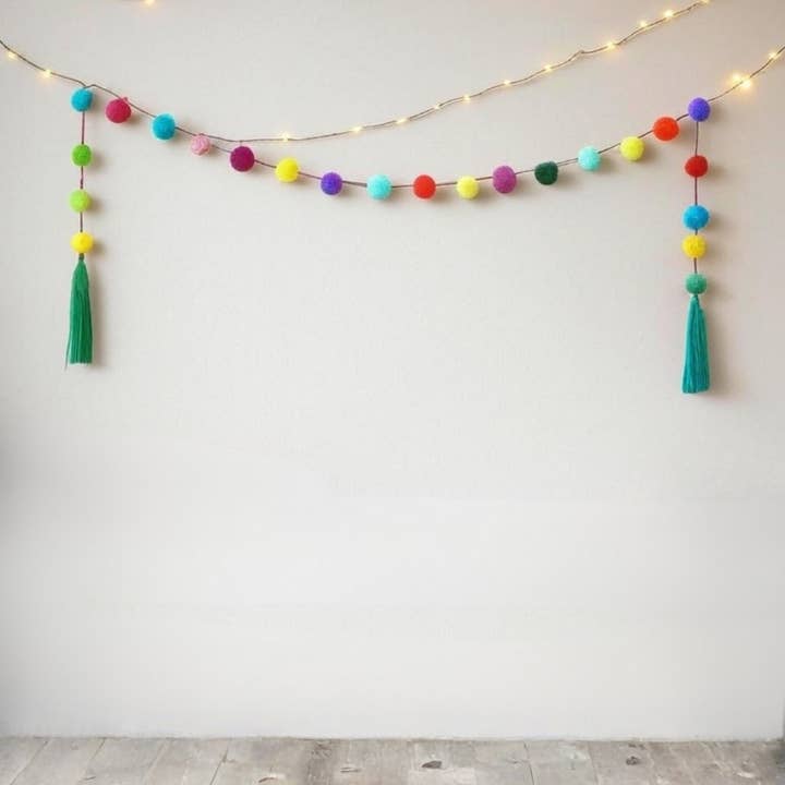 Guirlande suspendue déco bohème multicolore pompon - Mexique pour la vente par Lumily