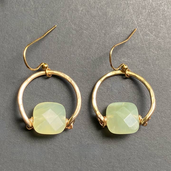 Ny Jade Green Gold Hamrade Crescent Hoop Wire Lindade öron för wholesale av Marble Designs Jewelry