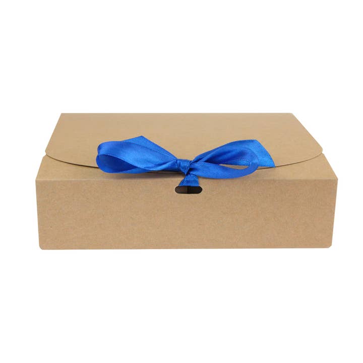 Emartbuy - Venta al por mayor Caja de regalo - Caja de Kraft Marrón de 31x25,5x8 cm Paquete de 12 con Cinta Azul Oscuro