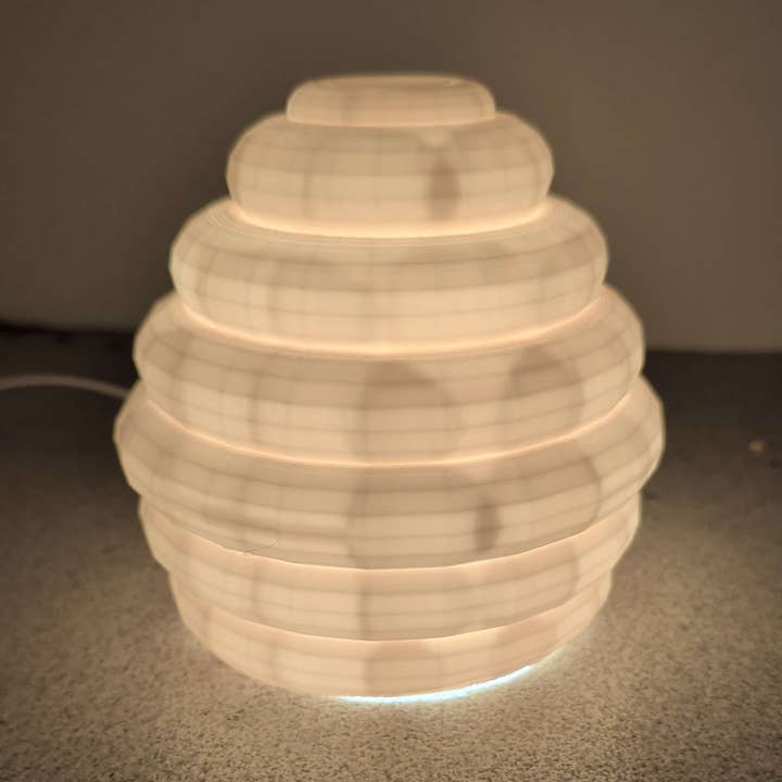 Lampe nid d'abeille – Veilleuse nid d'abeille imprimée en 3D – Lampe d'ambiance ruche pour la vente par Zeus Print Shop