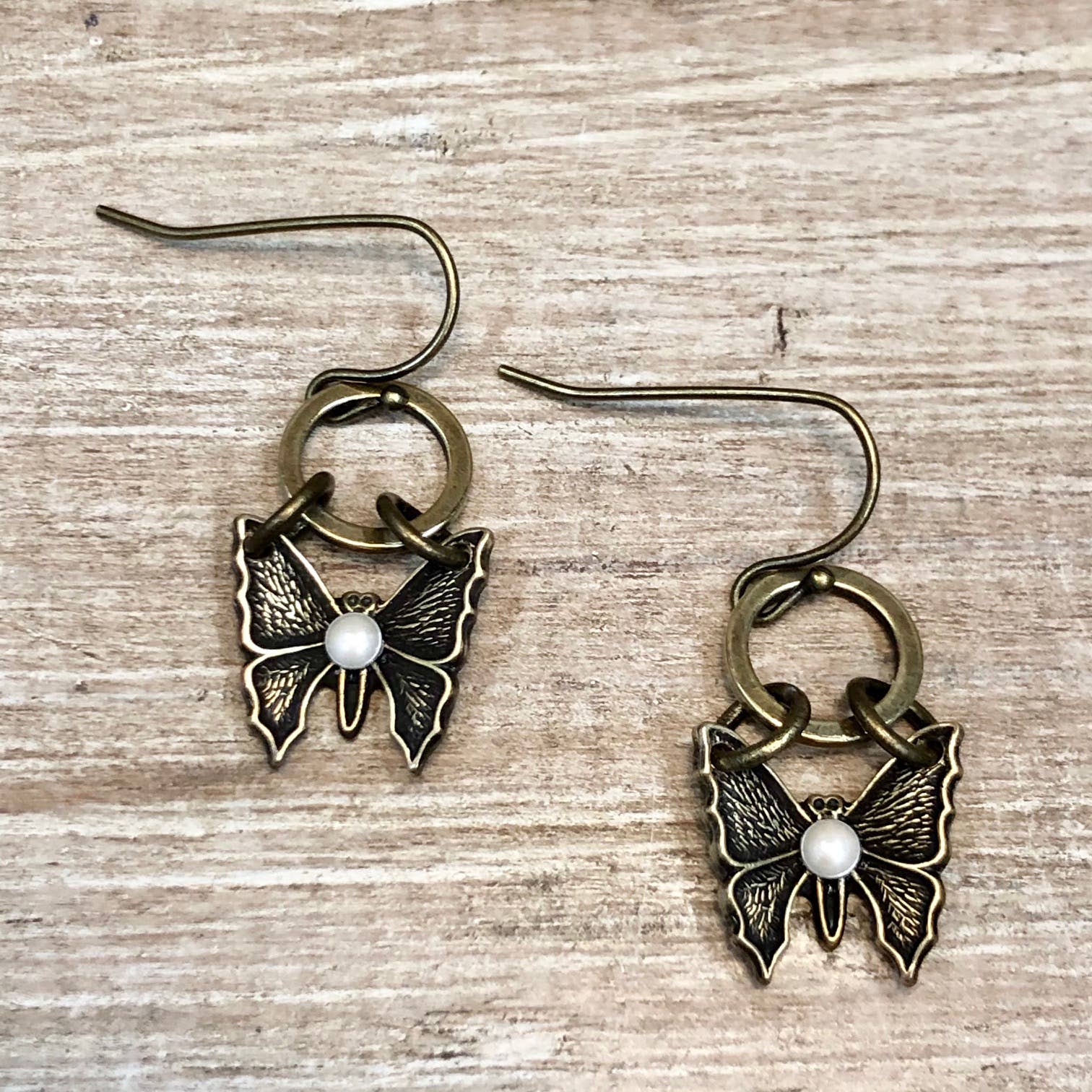 Lorraine Frances Jewelry - Venta al por mayor Pendientes colgantes - Pendiente Brillante de Mariposa Bebé1