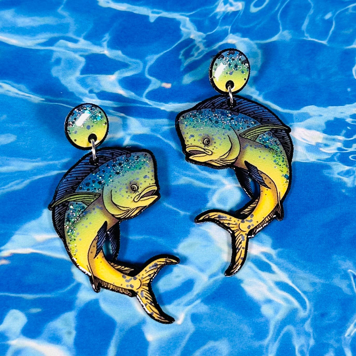 Sea Pixie Designs – Brincos de argola por atacado – Brincos pendentes de glitter Mahi Mahi, costeiros e leves3