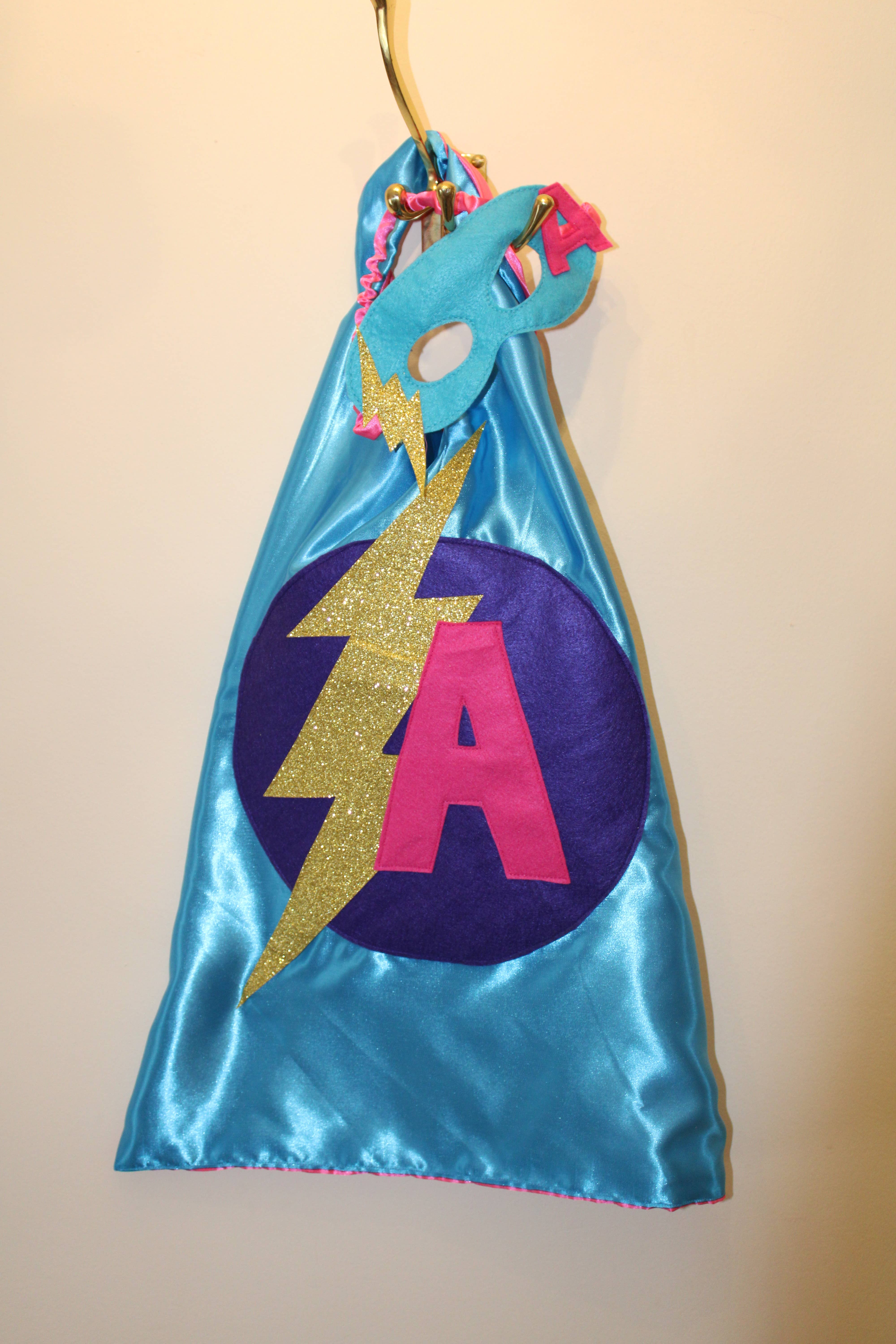 The Flat Of Kat – Großhandel Cape – Kinder – Superhelden-Umhang für Kinder mit Initiale6