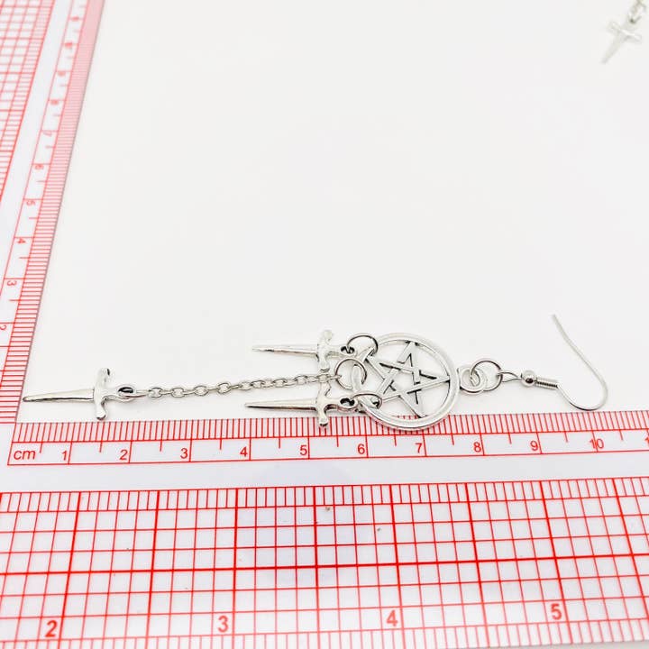 2 Pendientes góticos con forma de daga en forma de estrella de cinco puntas - GT de venta al por mayor en Faire