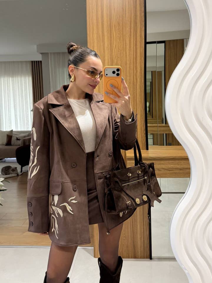 Mini-jupe en faux daim avec broderie élégante et veste blazer pour la vente par Design company-Fatma Balkir