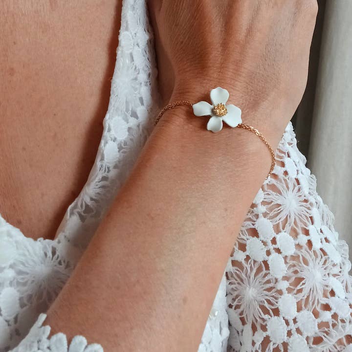 Gold double chain bridal bracelet with white hibiscus. for wholesale by L'atelier du 6