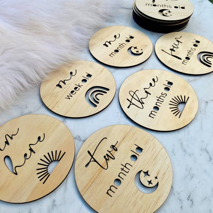 Cartes Boho Baby Milestone | Disques Milestone en bois | accessoire photo pour bébé | Cadeau de fête prénatale pour la vente par Lavender Co Creative